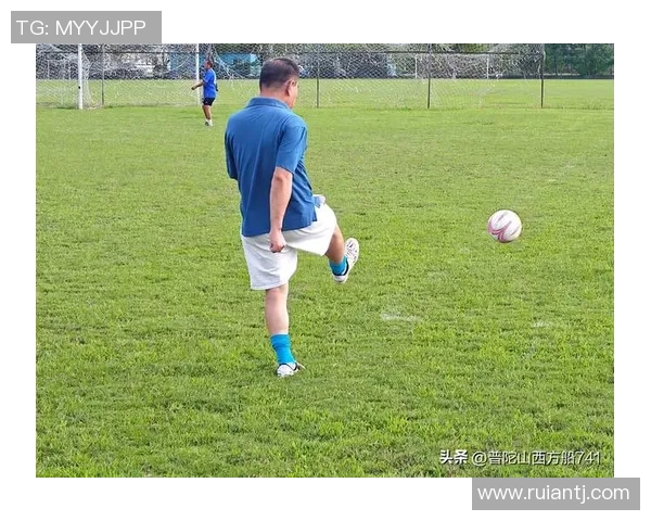 足球迷激动见球星瞬间 捕捉偶像真实一面的一刻精彩回忆